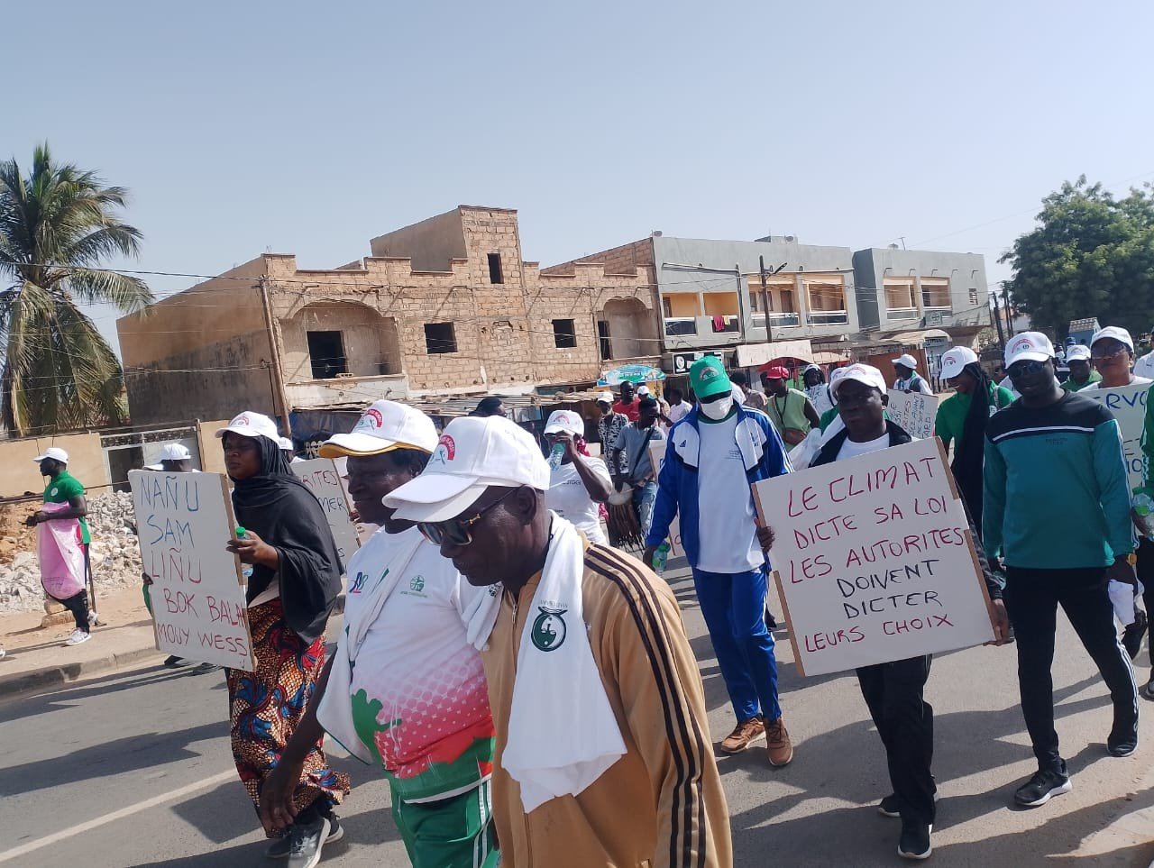 Participants marchant pour la protection de l’environnement