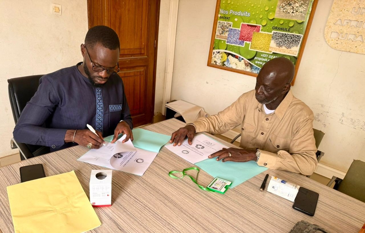 Responsables signant un accord de partenariat